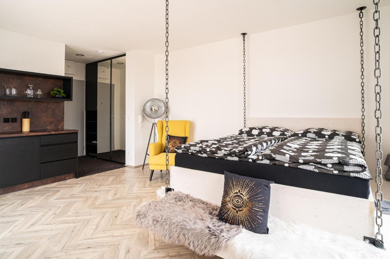 Zeppelin Studio With An Industrial View - Brno Apartment Ngoại thất bức ảnh